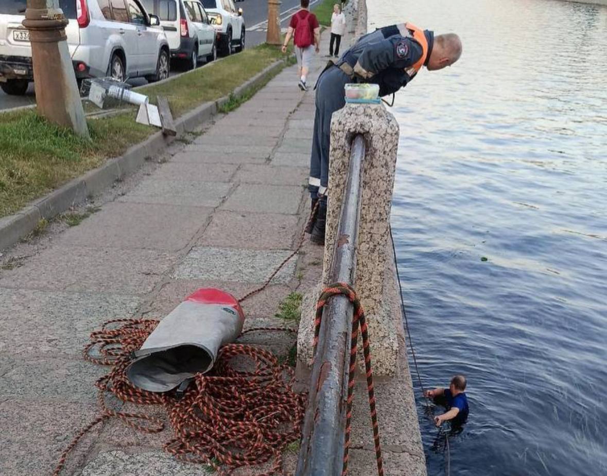 В Петербурге четвёртый день пытаются вытащить кота, застрявшего в облицовке набережной Фонтанки  Животное заметили 28 июля на глубине около четырёх метров, но все попытки поймать его пока безуспешны — он вырывается. Волонтёры боятся, что поднимающаяся вода может помешать спасательной операции     True Питер