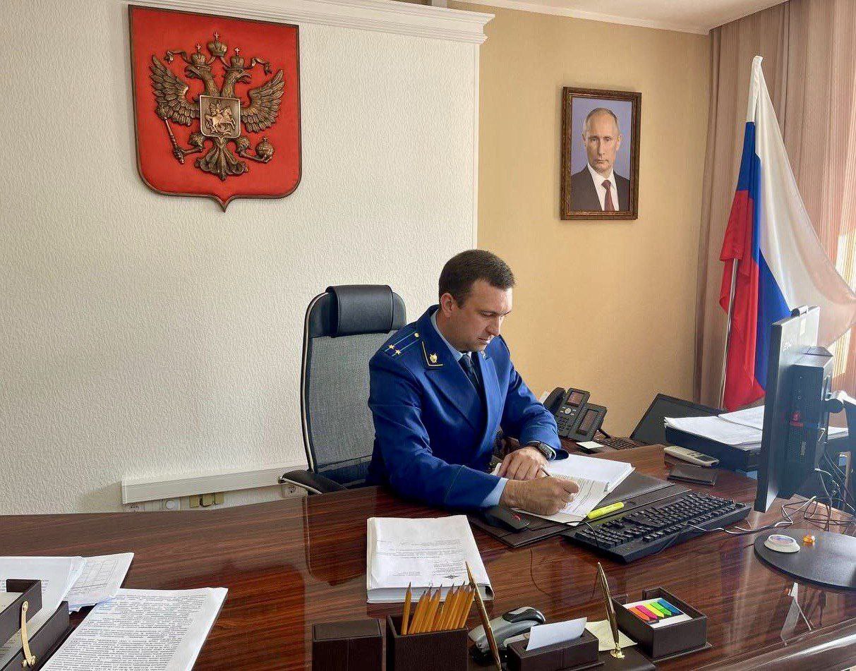 По постановлению прокурора индивидуальный предприниматель привлечен к административной ответственности за незаконную выдачу займов Прокуратура города Ессентуки провела проверку исполнения законодательства о потребительском кредитовании. Установлено, что в городе Ессентуки индивидуальный предприниматель осуществляет деятельность по предоставлению займов гражданам под залог движимого имущества. При этом в нарушение требований закона лицензия на осуществление данного вида деятельности у него отсутствует. В этой связи по постановлению прокурора правонарушитель привлечен к административной ответственности по ч. 1 ст. 14.56 КоАП РФ незаконное осуществление деятельности по предоставлению потребительских кредитов займов в виде штрафа в размере 30 тыс. рублей. Фактическое исполнение назначенного наказания находится на контроле прокуратуры.