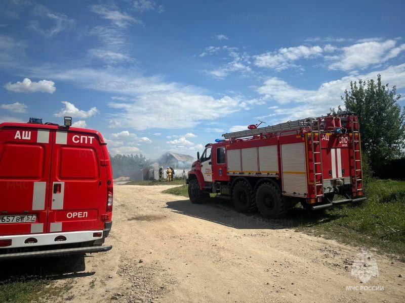 В Орловском МО потушили жилой дом За прошедшие выходные орловские пожарно-спасательные подразделения выезжали 49 раз, из них 29 выездов на ликвидацию возгораний, большая часть из которых на тушение мусора и сухой травы, 20 выездов на различные происшествия и помощь населению. Вчера поступило сообщение о возгорании в жилом двухквартирном доме д. Образцово Орловского МО. В пути следования был виден густой черный дым, на момент прибытия горела кровля открытым пламенем по всей площади, существовала угроза распространения огня на внутренние помещения жилого дома. Пожарные сформировали звено ГДЗС и приступили к тушению. В результате пожара выгорела кровля на 100 кв.м., огнем повреждены внутренние помещения дома. На месте работало 15 сотрудников МЧС России на 4 единицах спецтехники. Пострадавших нет. Предположительная причина пожара — аварийный режим работы электроустановок.