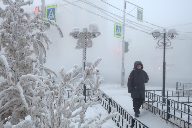 Аномальные морозы до -51°C ожидаются в Якутске  С 1 по 4 января 2025 года в городе и его окрестностях установится аномально-холодная погода. В регионе объявлено штормовое предупреждение.  Наибольшие морозы были зафиксированы в Оймяконе  -54°С , а также в населённых пунктах Чурапча, Амга, Намцы  -52°С .