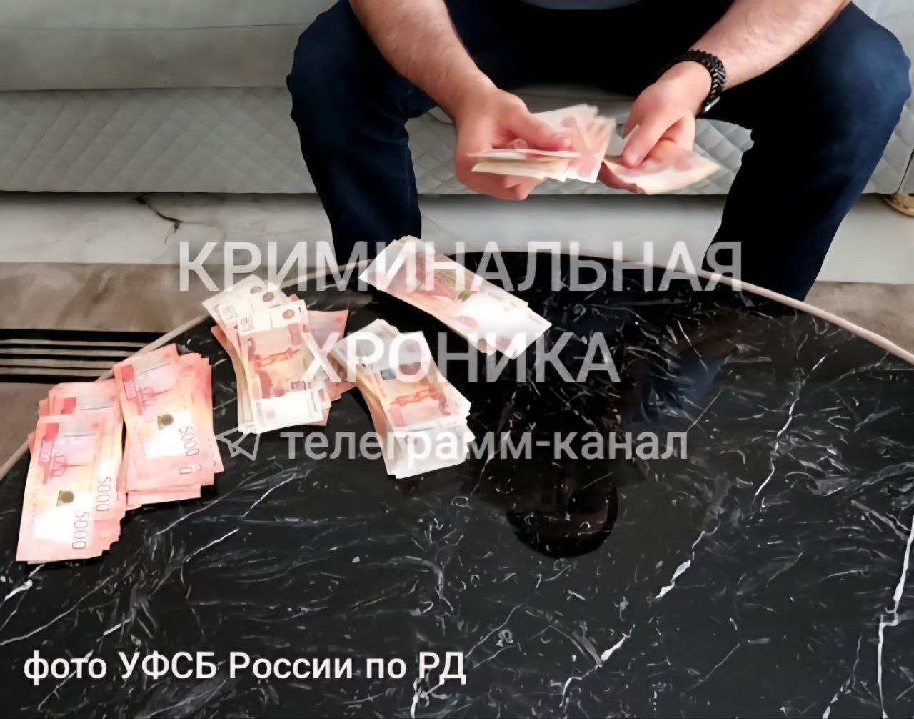 Сотрудников Главного бюро медико-социальной экспертизы подозревают в мошенничестве в особо крупном размере  Эксперты бюро совместно с врачами ряда медучреждний "помогли" незаконно оформить инвалидность порядка 25 вполне здоровым людям.  Клиенты оплачивали членам преступной группы по 200-300 тысяч рублей. Общая сумма ущерба составила 5 млн рублей.  На 6 участников возбудили уголовное дело, их обвиняют в мошенничестве, совершенном организованной группой либо в особо крупном размере.  #незаконная_инвалидность