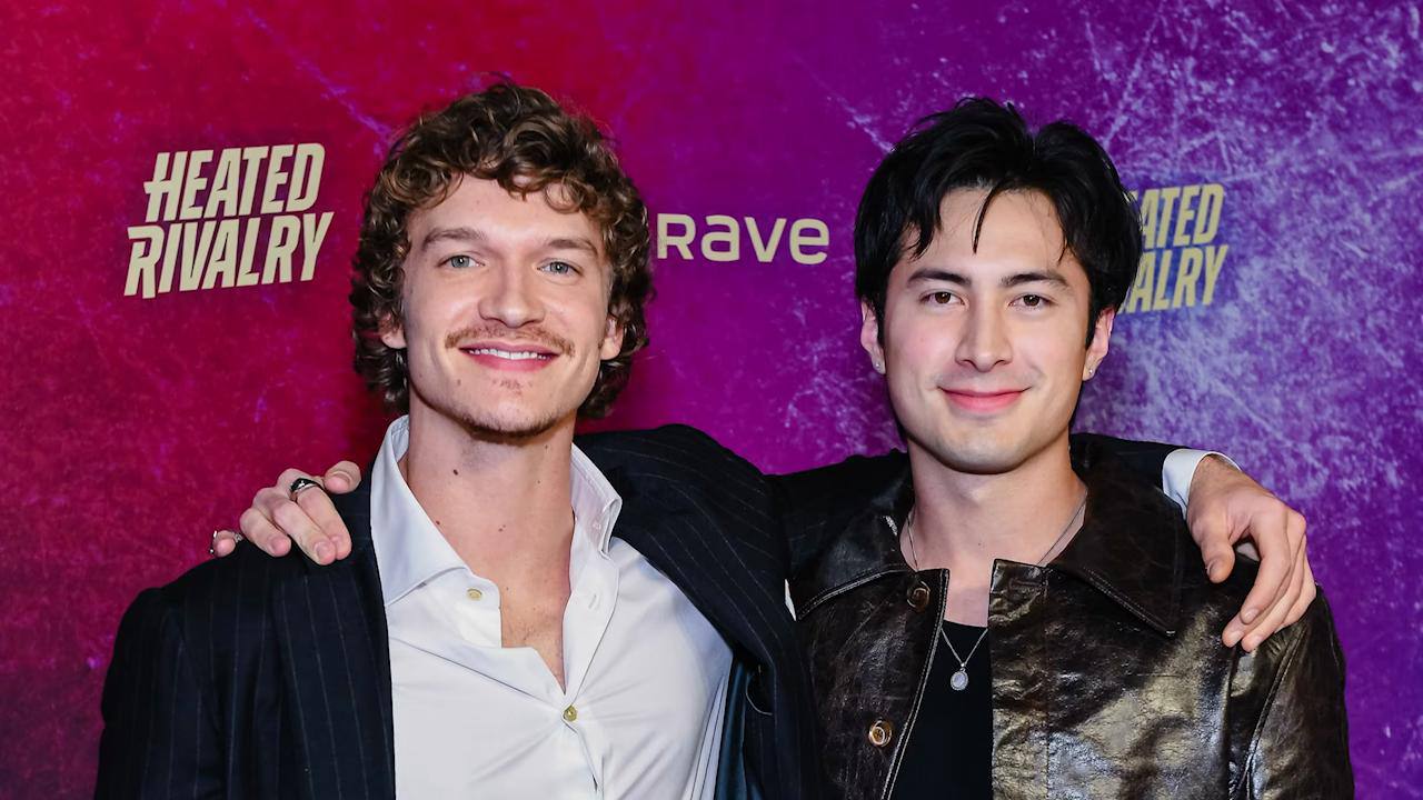 Актёры сериала Жаркое соперничество станут факелоносцами на зимней Олимпиаде 2026 Хадсон Уильямс и Коннор Сторри примут участие в эстафете Олимпийского огня 6 февраля сообщил комитет спортивного мероприятия В заявлении отмечается что сериал в котором Уильямс и Сторри сыграли главные роли стал очень успешным Сама Олимпиада пройдёт в Италии Wonderzine рассказывал о сериале Жаркое соперничество Heated Rivalry который посвящён истории конкуренции и романтических отношений двух хоккеистов