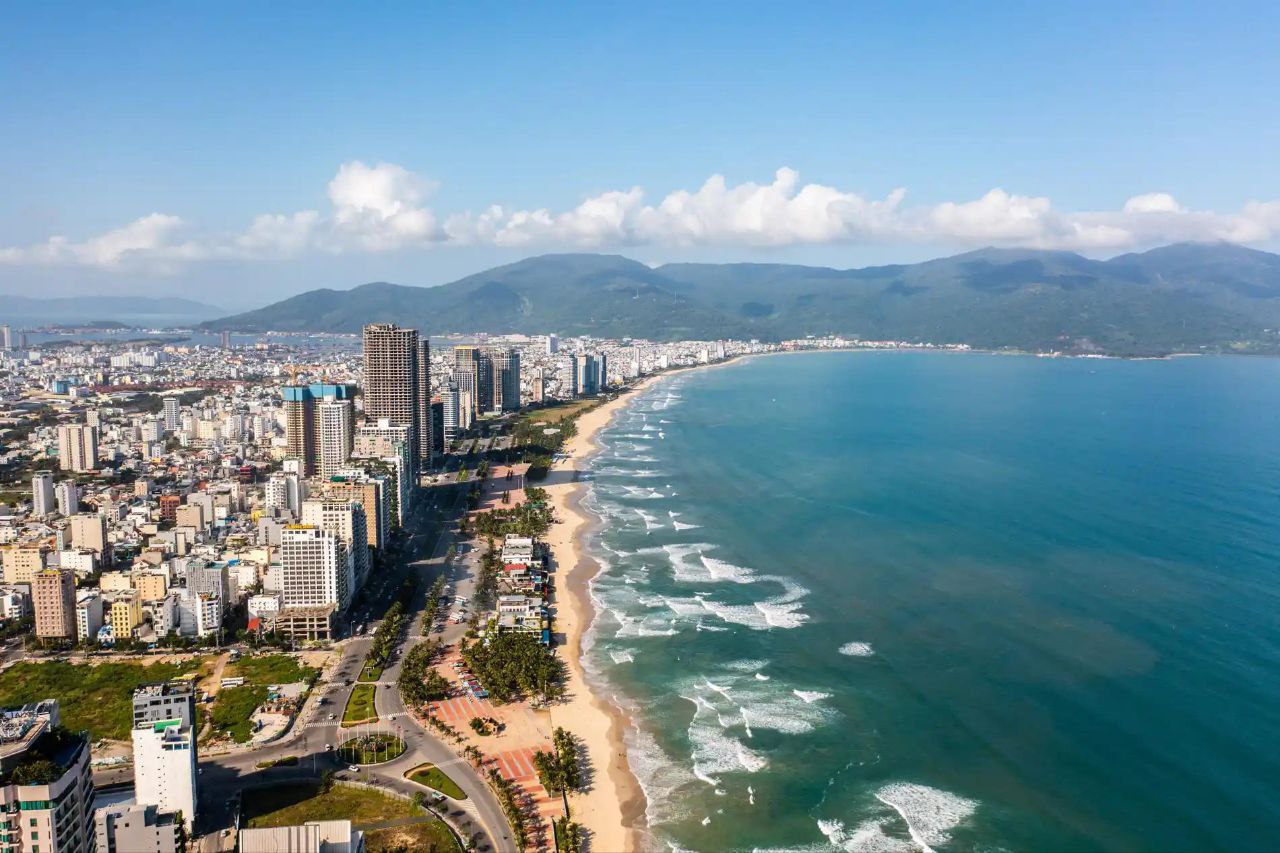 Вьетнам без пересадок жители ДФО полетят в Дананг с апреля 2026 года Туроператор ANEX запускает туры во вьетнамский Дананг специально для жителей Дальнего Востока Продажи уже открыты   С апреля по ноябрь 2026 года Прямые рейсы из Благовещенска Владивостока и Хабаровска Перелёты выполняет вьетнамский лоукостер VietJet Air Частота примерно раз в 10 11 дней   Багаж   15 кг зарегистрированный багаж   7 кг ручная кладь Это соответствует стандартам большинства авиакомпаний Дананг один из самых популярных курортов Юго Восточной Азии километры песчаных пляжей развитая инфраструктура близость к древнему Хюэ и перевалу Хайван хороший сервис при доступных ценах Лучшее время для отдыха с марта апреля по октябрь В ассортименте ANEX более 80 отелей в Дананге и окрестностях от бюджетных до премиальных курортов Турпакет на двоих взрослых включает   прямой перелёт   проживание с завтраками   трансфер   медицинскую страховку   В компании отмечают высокий интерес дальневосточников к Вьетнаму и обещают расширить список городов вылета чтобы сделать отдых ещё доступнее для жителей других регионов России Авиабилеты в Китай подорожали на 25 на фоне безвиза и притока туристов Дальневосточные туристы полетят на Филиппины напрямую подробности новых авиарейсов Главное про Дальний Восток