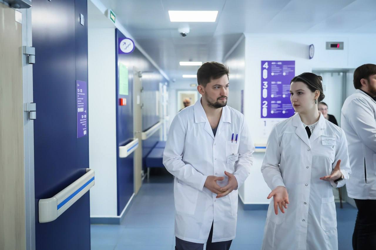 Почти 15 тыс. медиков получают компенсацию за аренду жилья в Подмосковье Программа предусматривает ежемесячные выплаты в размере до 30 тыс. рублей медработникам, включая фельдшеров, рентгенолаборантов и медсестер. Если оба супруга работают в сфере здравоохранения, они могут рассчитывать на сумму до 45 тыс. рублей. Размер денежной компенсации зависит от удаленности муниципалитета. Условия: работать на полную ставку в учреждении, подведомственном Минздраву региона у заявителя, супруга и детей нет собственного жилья в области отсутствие жилья по коммерческому, социальному или специализированному найму нет других компенсаций за аренду от администраций округов. Подать заявление можно на регпортале госуслуг. Ответ придет в течение 10 рабочих дней. СМО Подмосковья. Подписывайтесь