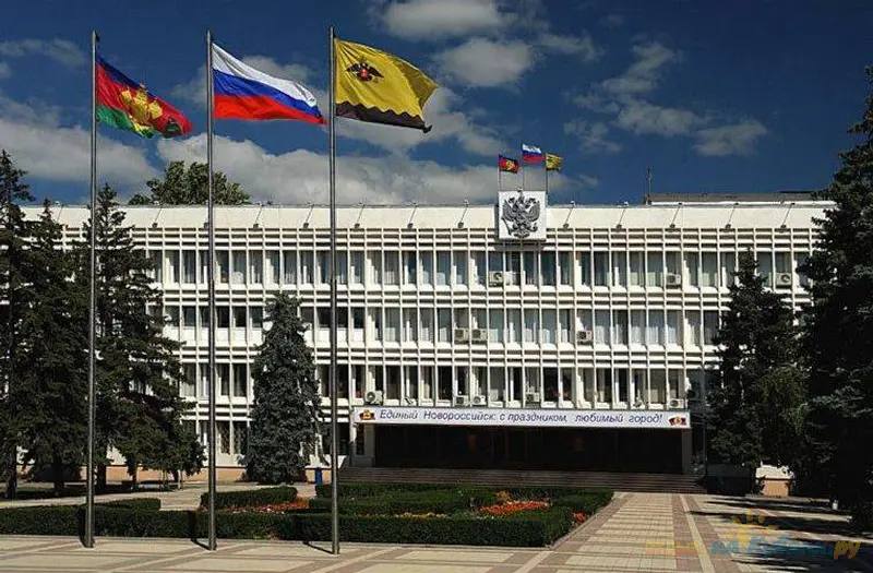 Мэрия Краснодара планирует в 2025 году потратить на пиар рекордные 311,6 млн рублей В мэрии утвердили программу «Информационный город». Она действует вплоть до 2027 года включительно. Причём по её итогам мэрия обещает увеличить объём пиара администрации на телевидении до не менее 20% эфирного времени, на радио - не менее 10%, в печатных и электронных СМИ - не меньше 30%. Делать всё это планируется за счёт бюджетных расходов на оплату позитивных публикаций в СМИ. Интересны цифры, выделяемые на контракты в рамках данной программы. За последние несколько лет они выросли более чем вдвое. В 2021 году мэрия потратила на пиар 147,3 млн рублей. Годом позже – 190,1 млн рублей. При мэре Евгении Наумове цифры трат только росли. В 2023 году — 207,9 млн рублей, а в 2024 году – 242,7 млн рублей. В городской бюджет на этот год администрация заложила почти в полтора раза больше – 311,6 млн рублей. Рост затрат впечатляет. _____________________________ Есть интересная новость? Присылайте нам Краснодар Сегодня ПРИСЛАТЬ НОВОСТЬ