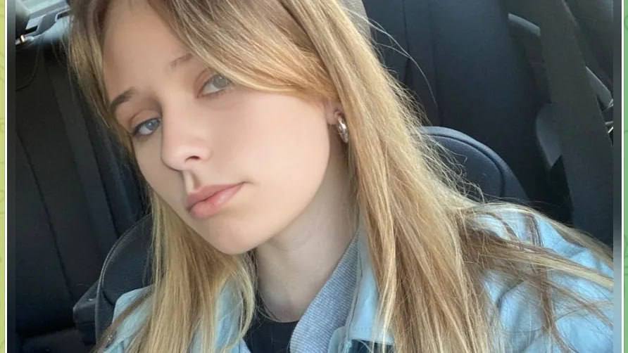 Предполагаемая дочь Владимира Путина написала в социальных сетях о «человеке, который забрал миллионы жизней и разрушил мою». Как пишет немецкая газета BILD, живущая в Париже Луиза Розова  Елизавета Кривоногих, Елизавета Руднова , которую журналисты называли дочерью Путина и его любовницы Светланы Кривоногих, создала закрытую группу в Telegram — там она публикует селфи и рассказывает о своей жизни.    «Так прекрасно снова показать миру своё лицо. Это каждый день напоминает мне, кем я родилась и кто разрушил мою жизнь. Человек, который забрал миллионы жизней и разрушил мою», — цитирует одну из публикаций телеграм-канал «BILD на русском», отмечая, что Розова не называет Путина по имени.  В июне живущая во Франции художница Настя Родионова заявила, что Розова работает в художественной галерее в Париже. Эта галерея входит в ассоциацию, на чьих площадках часто выставляют антивоенные работы, и их авторы имеют право знать, с кем они сотрудничают, писала Родионова. Владельцы галереи в ответ отметили, что «Путин не считает её дочерью».  О связи Путина с Светланой Кривоногих и рождении у них дочери Елизаветы писало издание «Проект». После выхода расследования девушка удалила фотографии, на которых было видно ее лицо, а в феврале 2022 года закрыла свой аккаунт в Instagram. По данным «BILD на русском», Розова осуждала войну России против Украины, но не высказывалась публично о страданиях, которые эта война причиняет людям.   Фото: BILD   /Новости