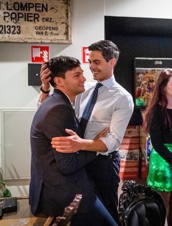 В Нидерландах первое за 80 лет правительство меньшинства возглавил 38 летний открытый гей Роб Йеттен В 2010 году в возрасте 23 лет он был избран в Палату представителей Нидерландов став одним из самых молодых депутатов в истории страны и стал самым молодым лидером партии banksta движение ЛГБТ признано в России экстремистским и запрещено