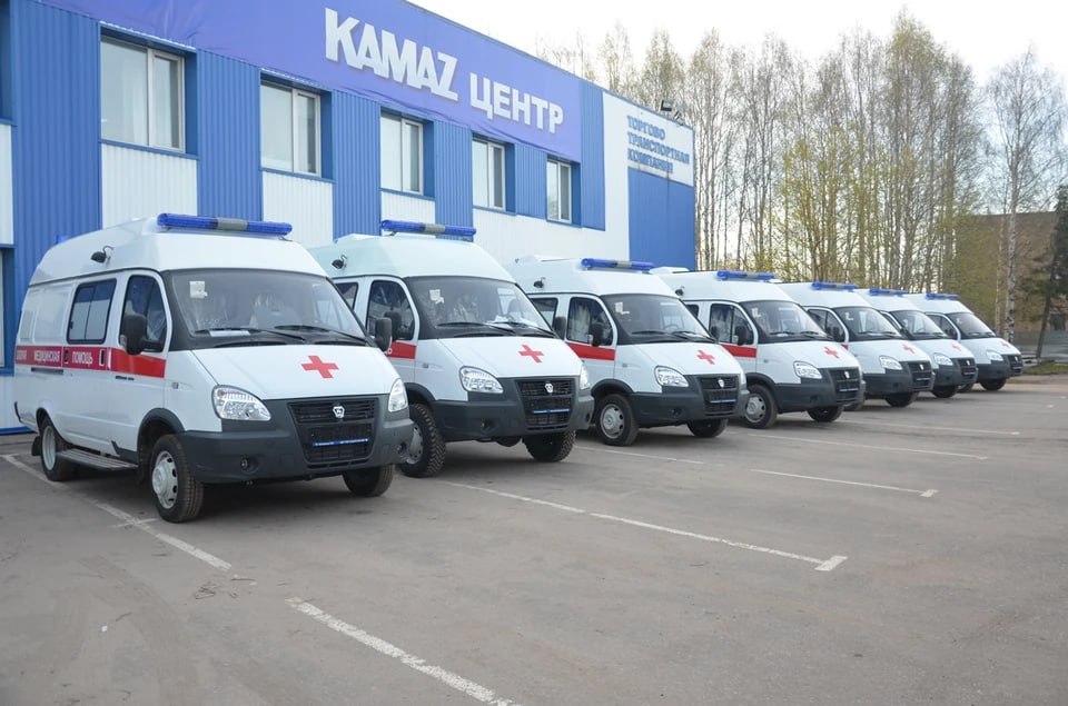 Коми получит из резервного фонда 267 млн руб на обновление автопарка скорой помощи Правительство России направит Республике Коми более 267 млн руб на закупку автомобилей медицинской скорой помощи Средства выделят из резервного фонда кабмина на условиях софинансирования сообщила пресс служба правительства РФ  Деньги будут направлены на приобретение более 60 машин отечественного производства оснащенных высокотехнологичным оборудованием в том числе 58 автомобилей скорой помощи класса В и 4 автомобиля класса С Транспорт планируется закупить в этом году  В пресс службе добавили что средства пойдут в те организации первичного звена здравоохранения которые испытывают повышенную нагрузку а также для обеспечения работы реанимационных бригад Эта мера будет способствовать более оперативному реагированию на обращения местных жителей за неотложной помощью отметил премьер министр РФ Михаил Мишустин Министерство здравоохранения Коми Подпишитесь на Ведомости Северо Запад