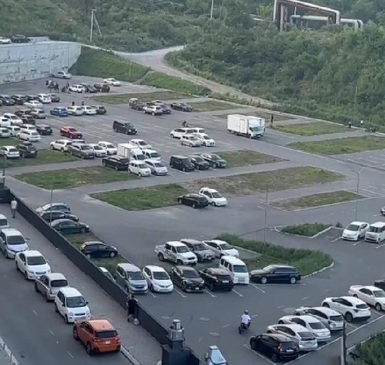 Во Владивостоке накануне произошел вопиющий случай: подростки избили пенсионера. Делом заинтересовался глава СК РФ Александр Бастрыкин. По информации местных СМИ, подростки нарушали общественный порядок. Это не понравилось пожилому мужчине и он сделал ребят замечание, после чего несовершеннолетние его избили. «3 июня на замечания не газовать и не создавать аварийные ситуации моего мужа-пенсионера эти подростки со спины ударили ногами по спине и голове. Пришлось обратиться в больницу и полицию», — приводит Telegram-канал «Город В Владивосток» сообщение жены пострадавшего. По факту произошедшего возбуждено уголовное дело по статье 213 УК РФ «Хулиганство». Председатель СК России Бастрыкин А.И. поручил руководителю СУ СК России по Приморскому краю Трубчику Э.А. доложить о ходе расследования уголовного дела и установленных обстоятельствах.