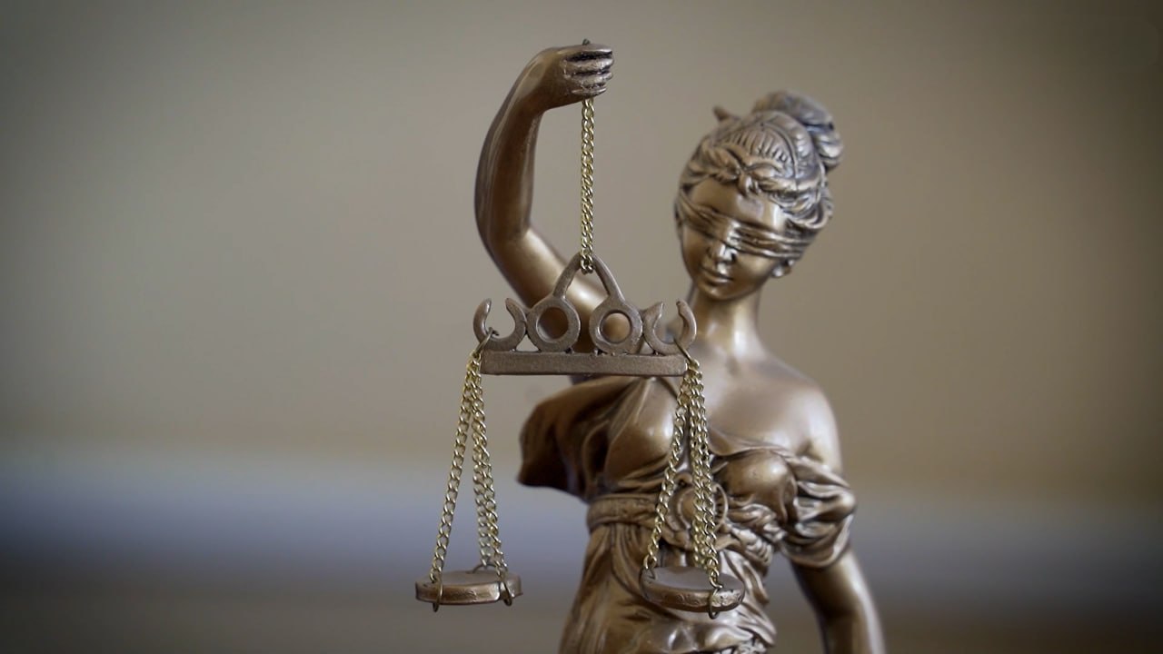 Волгоградский облсуд изменил приговор осужденному за мошенничество экс завкафедрой ВГАФК Михаилу Вершинину С 2017 по 2023 год фигурант через посредника получил от четверых студентов деньги для успешного закрытия сессий Однако фактически он никак не мог повлиять на успеваемость Злоумышленника задержали при достижении очередной договоренности с обучающимся Свою вину мужчина не признал Советский райсуд назначил ему три года принудительных работ с удержанием из зарплаты 10 в казну и запретом работать по профессии два года Обе стороны процесса обжаловали решение В результате принудительные работы заменили на три года колонии общего режима В остальном приговор оставлен без изменения и вступил в законную силу сообщили в Объединенной пресс службе судов региона Подписаться Перейти на сайт