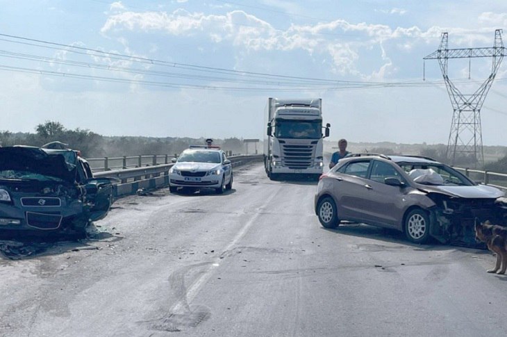 В Городищенском районе пять человек пострадали в дорожно-транспортном происшествии на трассе Волгоград – Луганск. По информации регионального ГУ МВД России, на 40-м километре автодороги произошло лобовое столкновение Hyundai и Ravon. – По предварительной информации, столкновение транспортных средств произошло 22 июля 2025 года около в 14-30. В результате ДТП водители автомашин и три пассажира автомашины Ravon доставлены в медучреждение, – сообщили в пресс-службе Главка полиции.