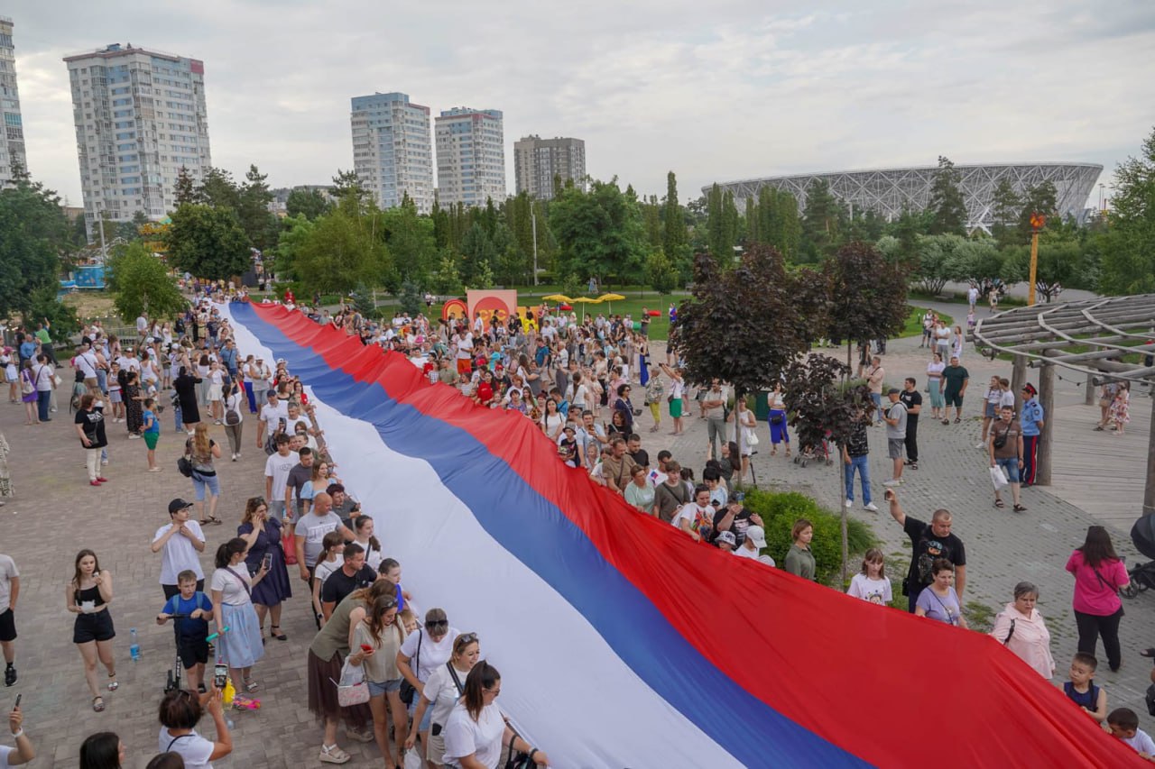 Квесты, забеги, кино на траве и концерты: в парках Волгограда и Волжского отметят День России Волгоградцев ждут четыре выходных дня из-за Дня России, который будут отмечать 12 июня. Тем, кто поедет на природу или на дачу, стоит помнить о запрете заезжать в леса и разводить огонь. Для тех, кто останется в городе, в городских парках устроили культурную программу. Рассказываем, куда сходить