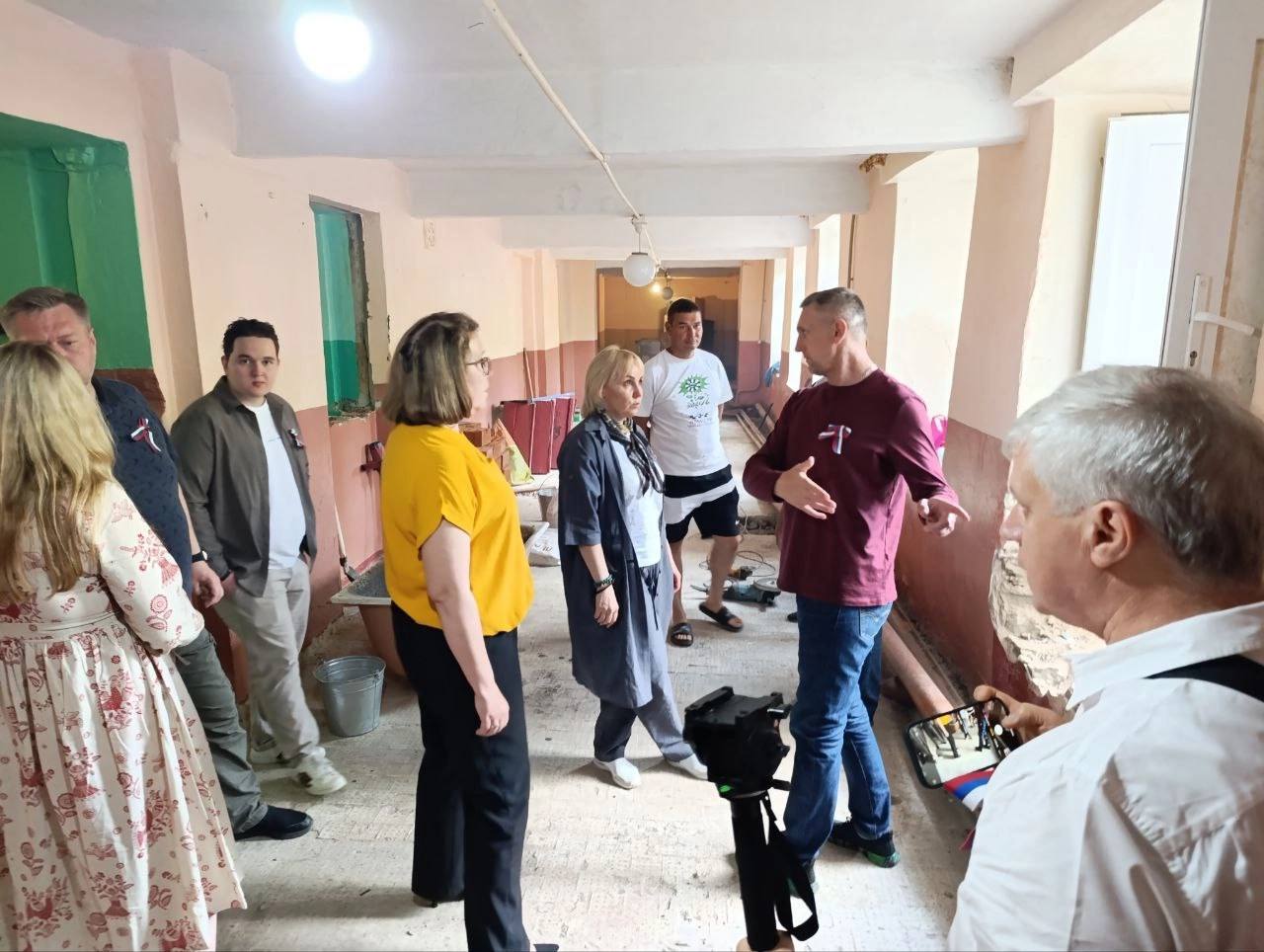 В рамках командировки в ДНР проверила ход работ по восстановлению социальной инфраструктуры Амвросиевского района. Мы помогаем муниципалитету с ремонтом школы и кровель многоквартирных домов.  В школе №4 работы идут поэтапно, сейчас будем увеличивать темп, так как начались летние каникулы. Последний раз была здесь в марте, видно, что облик образовательного учреждения продолжает меняться в лучшую сторону.  С учетом погоды быстрее пойдут работы и на кровлях, в этом году будут отремонтированы более 10 зданий. Наши строители из автономии подходят к делу ответственно, с материалами — шифером и цементом — проблем нет, их производят здесь же, в ДНР.  Мы продолжим работу по поддержке Амвросиевского района и его жителей. Наша автономия, как и вся Россия, делает все необходимое для того, что жители исторических регионов как можно быстрее вернулись к полноценной мирной жизни.