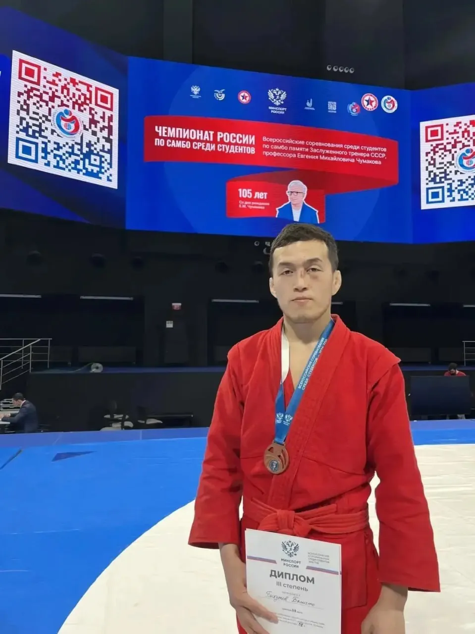 Самбист из Бурятии завоевал бронзу на чемпионате России Соревнования по боевому самбо проходили в Москве с 16 по 18 апреля сообщили в Минспорта республики Студент БГСХА Бэлигто Бахутов выступал в весовой категории до 58 кг и провел несколько напряженных поединков Выносливость тактическая грамотность и уверенная техника позволили ему подняться на пьедестал Этот результат показатель системной работы спортсмена и тренеров Такие победы подтверждают что в Бурятии растёт сильное и целеустремлённое спортивное поколение отметил министр спорта Бурятии Иван Козырев поздравляем   Канал Ариг Ус в MAX