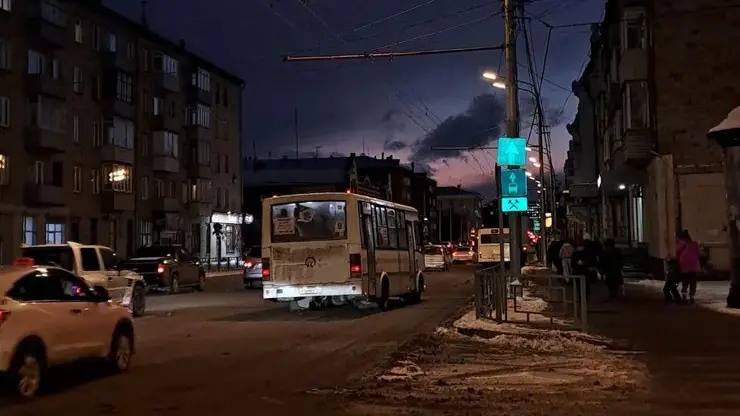 В Красноярске в новогоднюю ночь будут ходить автобусы 26 декабря в день открытия главной елки на Татышеве запустят шаттлы Они будут курсировать каждые 10 минут от ТЦ Авиатор на левом берегу и от парковки около ТЦ Окей на правом В новогоднюю ночь рейсы организуют с 22 30 31 декабря до 2 00 1 января Это 10 автобусных и 1 электробусный маршрут 23 автобуса и 4 электробуса Проехать можно будет из всех районов на остров Татышев и обратно В Рождество ночью с 6 на 7 января в Красноярске организуют 5 дополнительных автобусных маршрутов Четыре пройдут от храма Рождества Христова на Щорса 44а еще один от Свято Успенского мужского монастыря ул Лесная Фото sibnovosti ru   Подписаться на sibnovosti ru предложить новость