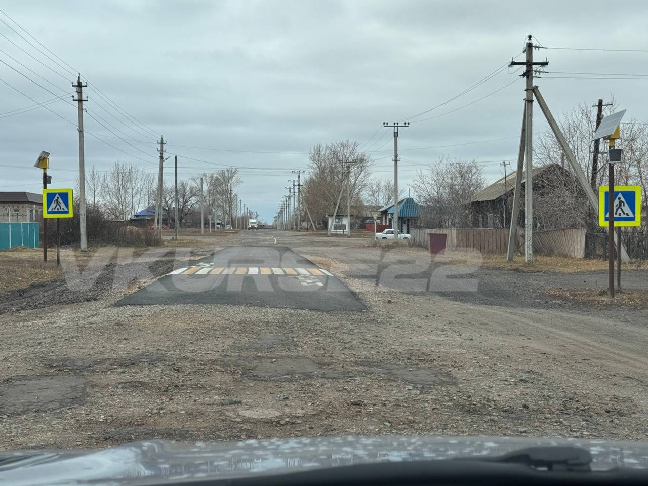 Дефицит бюджета включает смекалку Жители посёлка Малиновое озеро что в Алтайском крае удивились увидев около школы несколько метров асфальта с разметкой перехода В районной администрации объяснили асфальта положили столько чтобы и предписание выполнить и чтобы средств хватило Гаишники сказали надо нарисовать на грунтовой дороге пешеходный переход А как мы нарисуем на песке переход Было предписание Полномочия по дорожному фонду у главы посёлка Он из своих лимитов что дорожный фонд ему транслировал на основании этого и сделал если бы он не сделал на него было бы наложено административное производство Муниципальные власти сетуют что из за ограниченности в деньгах в Малиновом озере даже центр посёлка пока не могут полностью заасфальтировать Но местные жители просят не лепить больше такой красоты потому что отрезок слишком узкий и разъезжаться на нём двум машинам приходится по старой части дороги вокруг благоустроенного участка Всего в Малиновом озере проживают около 2 6 тысяч человек