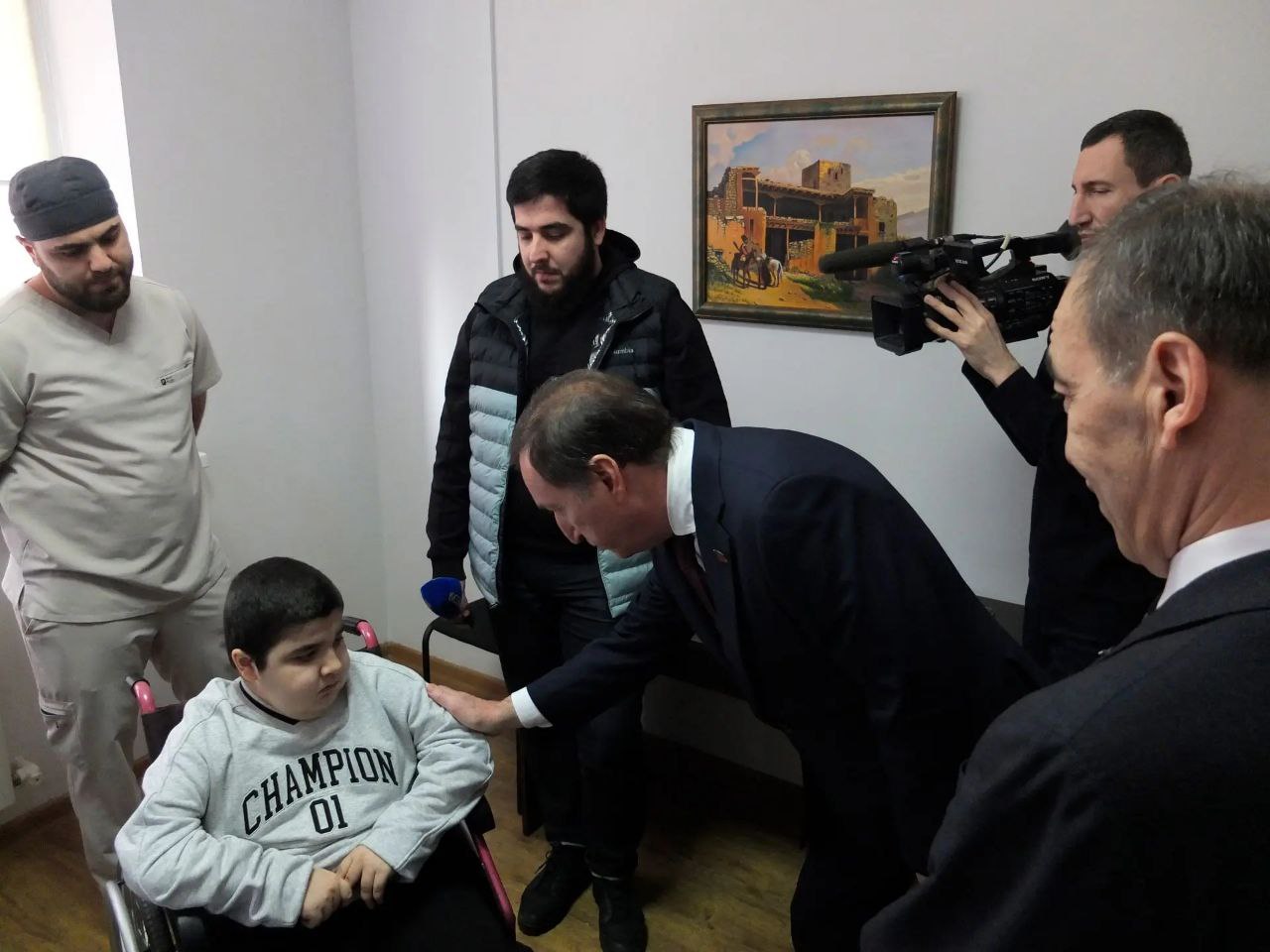 Заур Аскендеров выразил благодарность министру здравоохранения республики Ярославу Глазову а также главному врачу Республиканской стоматологической поликлиники имени М М Максудова Хаджимураду Мусалову за то что они очень ответственно отнеслись к данному им поручению и в короткий срок организовали в отделении необходимые ремонтные работы а также оперативно решили вопросы с оснащением отделения специализированным оборудованием Спикер парламента пообщался с маленькими пациентами отделения