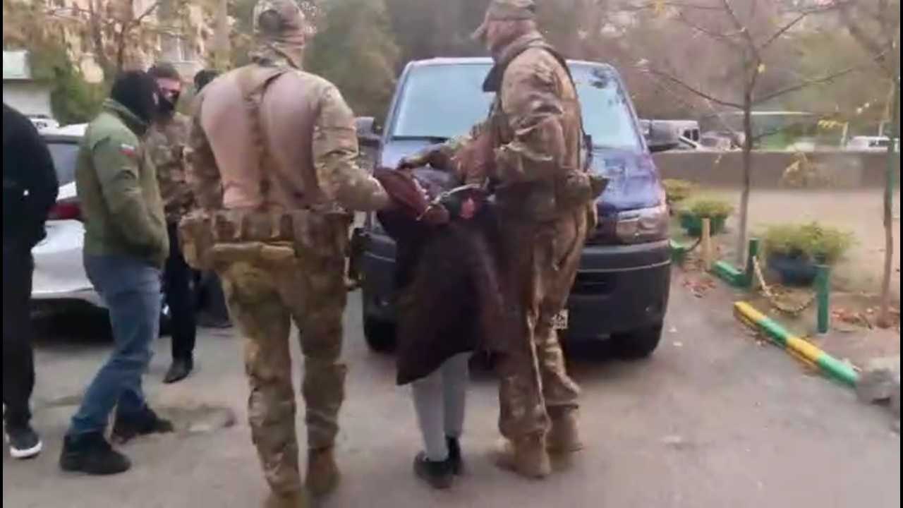 Южный окружной военный суд в Ростове-на-Дону вынес приговор Анна Николаевна Дудык. Её признали виновной в преступлении и приговорили к 11 годам и одному месяцу в тюрьме.   УФСБ по Ставропольскому краю установило, что в августе 2024 года Анна через интернет присоединилась к запрещённой в России террористической организации. Она хотела совершать преступления от имени этой организации. Но её планы не сбылись, потому что сотрудники ФСБ её задержали. На основе доказательств, собранных ФСБ, было возбуждено уголовное дело. Её обвинили в участии в террористической организации.