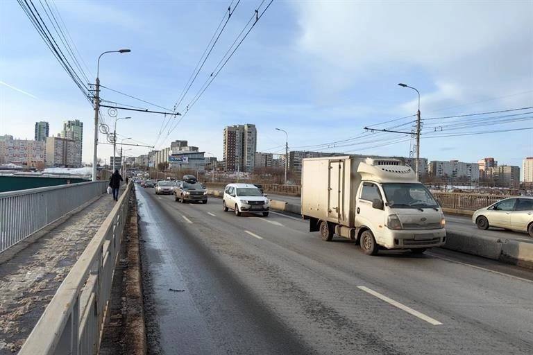 Пять мостов пообещали отремонтировать в этом году в Красноярске: в списке снова Копыловский  Самый крупный объект, который ждет ремонт, это путепровод Бугач на участке от Тотмина до Калинина. Работы там разобьют на этапы, последний завершится аж в следующем году. На путепроводе заменят балки и ограждения, отремонтируют бетонные конструкции и заменят асфальт.  Еще отремонтируют два моста через Качу в центре. Один на Белинского — Карла Маркса, второй на Белинского — Ленина. Там приведут в порядок деформационные швы и несущие конструкции, сделают локальный ремонт проезжей части, восстановят асфальт на пешеходной дорожке.  Четвертым объектом в списке значится Копыловский мост, который ремонтировали весь прошлый сезон. В мэрии говорят: в 2024-м приводили в порядок проезжую часть, в 2025-м будут ремонтировать уже непосредственно сооружение: деформационные швы, ограждения, асфальтобетонное покрытие.   Последний мост, за который возьмутся дорожники, — пешеходная переправа через Бугач в районе Комбайностроителей, 7. Там заменят асфальт и ограждения.