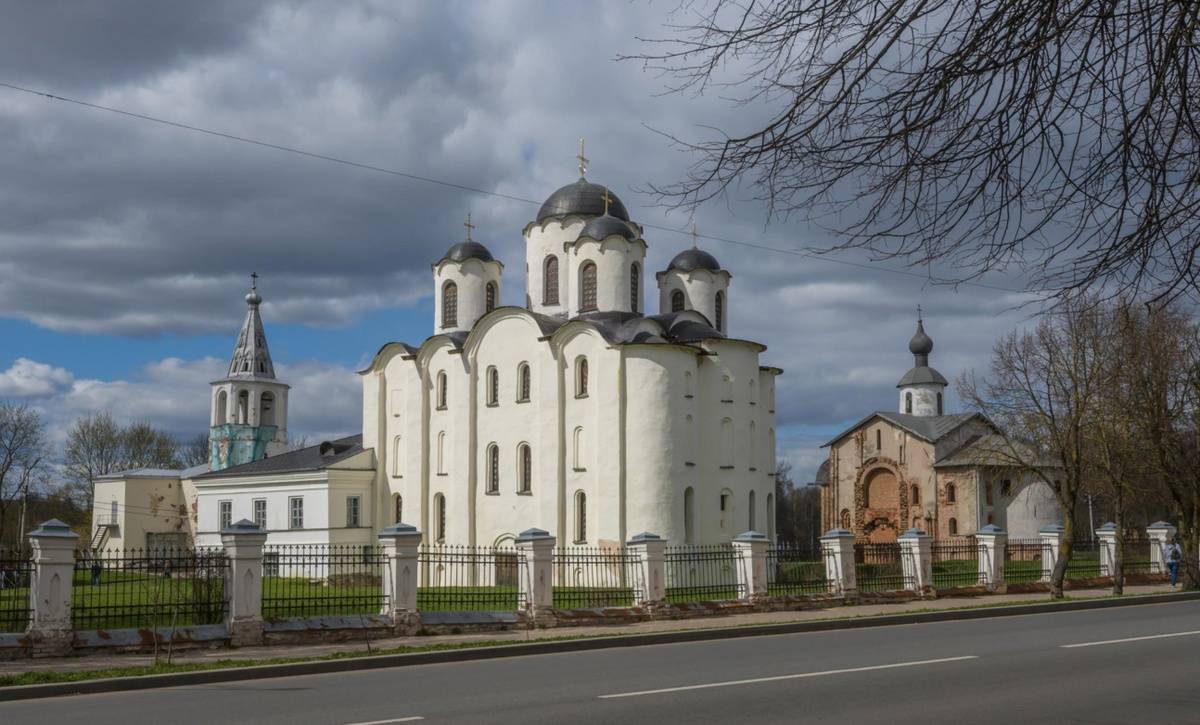 На Ярославовом дворище обновят дорожно-тропиночную сеть  Выполнение работ по благоустройству Ярославова дворища и древнего Торга закажут за 59 миллионов рублей. Будет выполнен ремонт дорожно-тропиночной сети на территории между улицами Иваньская, Большая Московская, Никольская и набережной Александра Невского.  Шесть из семи участков должны сделать по 31 мая 2025 года, а один из участков — по 25 декабря 2025 года. Предусматривается удаление существующего покрытия, установка бордюрного камня и укладка тротуарной плитки.