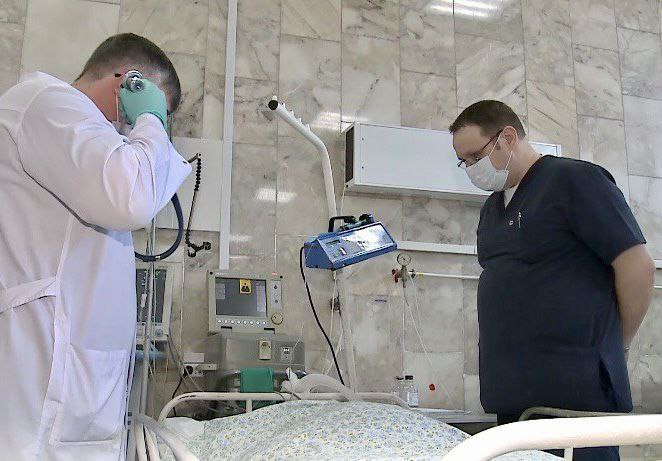 В Омской области стало на 2 тысячи врачей меньше По данным статистиков, в регионе за 13 лет снизилось число медучреждений, больничных коек и кадров в этой отрасли. С 2011 по 2024 г. число больниц сократилось с 92 до 83. Койко-мест стало не 19,3 тысячи, а 14,6 тысячи. Также в регионе стало на 2 тыс. врачей меньше. Их число сократилось с 11,6 тыс. до 9,5 тыс. На 10 тыс. омичей теперь приходится всего 53 врача вместо 58,9. При этом омичи стали чаще посещать больницы. В 2011 году статистики фиксировали 47,5 тыс. посещений в смену, а в 2024 году – 51,5 тыс. посещений. Медсестер стало на 5,2 тыс. меньше. Их теперь не 25,8 тыс. человек, а 20,6 тыс. человек.