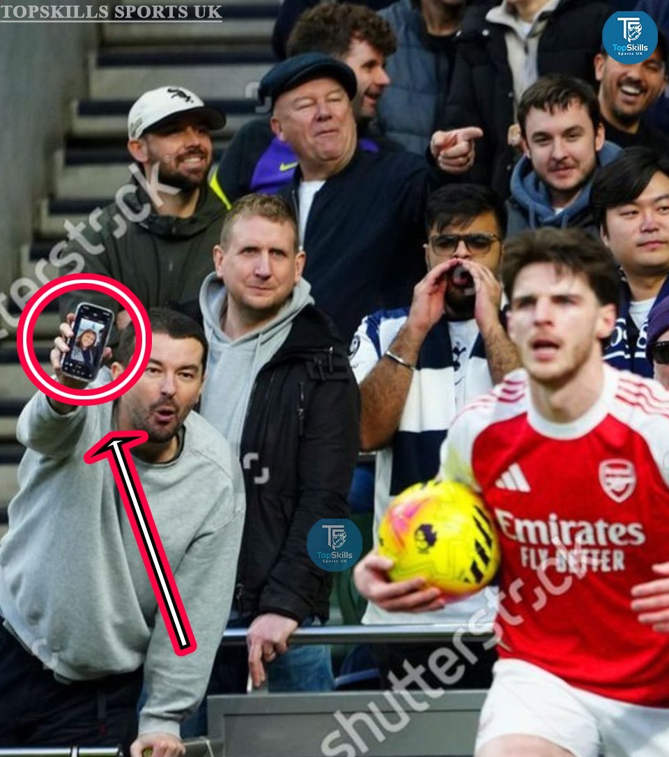 Фанаты Тоттенхэма пытались спровоцировать Райса фотографией его жены Во время дерби болельщик шпор тыкал в сторону Деклана телефоном с изображением Лорен Флайер которую хейтят за внешность не соответствующую статусу миллионера Хавбек Арсенала давно игнорирует подобную низость а канониры ответили на поле разгромили соперника 4 1 Подпишись на Евро футбол в MAX