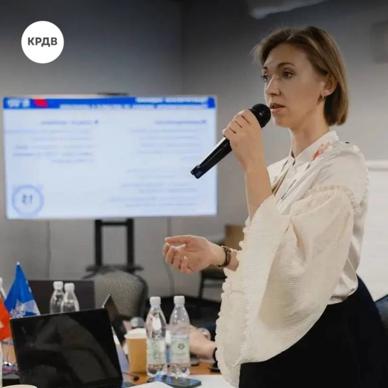 Курсант программы Муравьев Амурский 2030 назначена на должность заместителя директора юридического института ТОГУ Евсеева Татьяна курсант кадровой программы Муравьев Амурский 2030 в марте 2026 года вступила в должность заместителя директора Юридического института по развитию правового консалтинга в ТОГУ В новой должности Татьяна займётся созданием и развитием направления правового консалтинга при Юридическом институте Среди ключевых задач выявление реальных потребностей муниципалитетов и регионов Дальнего Востока в правовой поддержке подготовка проектов нормативно правовых актов аналитическая работа а также юридическая помощь государственным органам институтам развития и бизнесу Татьяна Евсеева курсант программы Муравьев Амурский 2030 Для меня принципиально важно наладить живой диалог с дальневосточными регионами понять их настоящие боли и то в чём им действительно нужна правовая помощь Мы планируем готовить проекты муниципальных и региональных нормативных актов проводить их научную и аналитическую экспертизу а главное предлагать конкретные меры которые будут работать на развитие экономики Дальнего Востока Наш университет видит себя экспертно аналитическим центром для власти и институтов развития и правовой консалтинг здесь не просто функция а важная часть этой стратегии Напомним выпускники программы работают в том числе в ведущих вузах Дальнего Востока В ТОГУ трудятся несколько выпускников программы на различных позициях Программа Муравьёв Амурский 2030 реализуется Минвостокразвития России и КРДВ