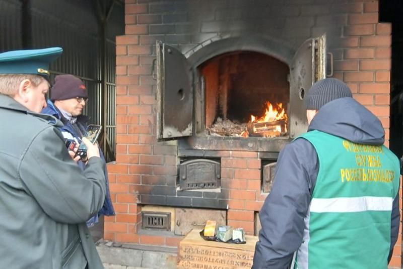 Что то забытое из 2014 года санкционный сыр уничтожили в Челябинске Сотрудники Россельхознадзора таможни и транспортной прокуратуры тщательно проследили как исчезают две партии сыра из Германии и Голландии Напомним санкционные продукты из США стран ЕС Канады Австралии Норвегии Великобритании и других стран согласно закону 11 летней давности подлежат уничтожению