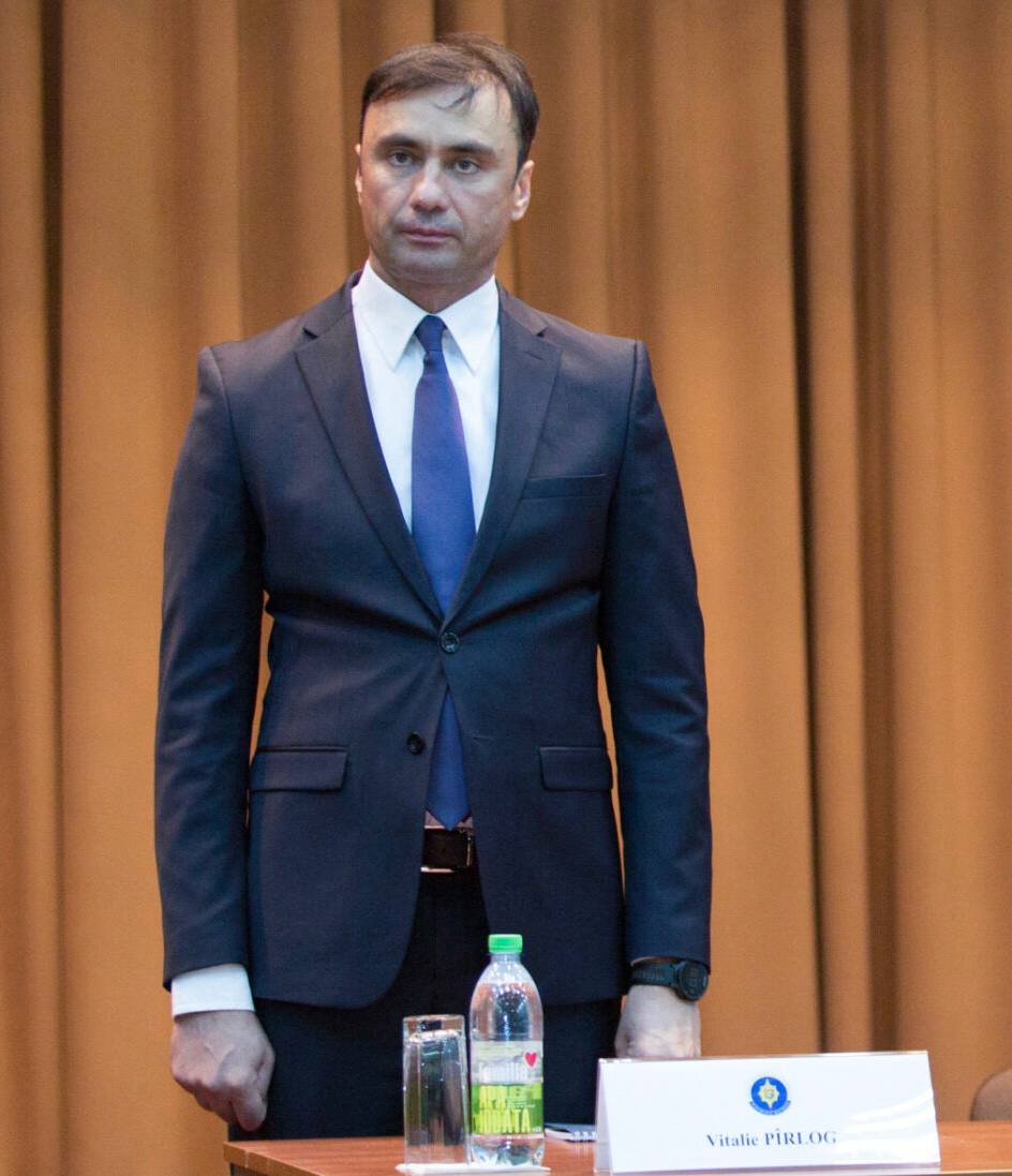 Построил бизнес на отмене «красных уведомлений» Интерпола  18 июля 2025 года бывший министр юстиции Молдовы и экс-глава Комиссии контроля файлов Интерпола  CCF  Виталий Пырлог был экстрадирован из ОАЭ во Францию. Его подозревают в организации схемы, позволявшей преступникам избегать ареста через блокировку «красных уведомлений» Интерпола при подаче фиктивных заявлений на политическое убежище в Молдове. Схема работала в 2022-2024 гг.  С 2017 по 2022 год Пырлог занимал одну из ключевых должностей в структуре Интерпола - возглавлял CCF — орган, отвечающий за рассмотрение жалоб на злоупотребления ордерами на арест.   После ухода из Интерпола в 2022 году, Пырлог создал юридическую компанию в ОАЭ, которая в 2022-2024 оформляла фиктивные заявления на политическое убежище в Молдове, без фактического въезда клиентов, с целью приостановки «красных уведомлений» Интерпола на время рассмотрения документов.  А дальше лоббировала через CCF окончательную отмену уведомлений под предлогом «защиты прав человека». Плата за услугу составляла от €1 до €3 млн за кейс, иногда доходила до $5 млн.