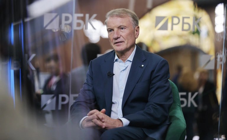 Греф заявил об отсутствии денег на рынке для SPO Сбербанка Сбербанк пока не планирует проводить вторичное размещение своих акций, сказал его глава Герман Греф. По его мнению, объемы рынка в отсутствие крупных нерезидентов слишком маленькие для проведения такой сделки Вторичное размещение акций SPO Сбербанка пока не обсуждается из-за того, что рынок очень маленький, сказал в интервью телеканалу РБК глава банка Герман Греф. «Это не обсуждается. Пока я не вижу такой возможности даже. Рынок очень мелкий, да. И нас придется очень маленькими пакетами продавать, потому что выставить на продажу, допустим, даже 5%, — это будет сложно», — отметил Греф. «Пока глубина рынка не достигнет возможности размещения на десятки миллиардов рублей, многие десятки миллиардов рублей, конечно, таким компаниям, как мы, будет тяжело размещаться», — констатировал глава Сбербанка. Он признал, что внутренние инвесторы такие объемы размещения не смогут выкупить.