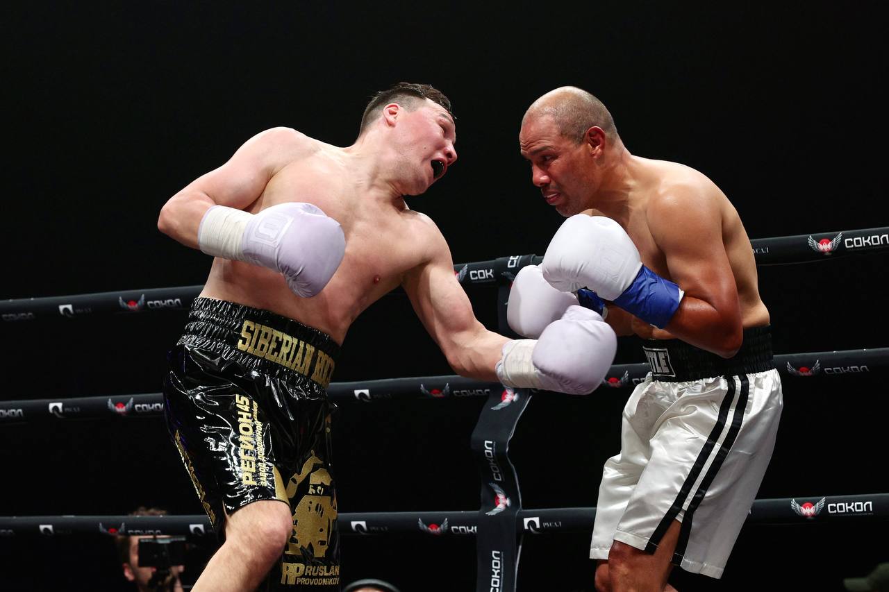 Бывший чемпион WBO в первом полусреднем весе 41-летний россиянин Руслан Проводников в субботу, 7 июня, в Красноярске по итогам 6-раундового противостояния единогласным решением судей победил 51-летнего экс-обладателя пояса WBC мексиканца Хосе Луиса Кастильо.  Эти боксёры встречались в ноябре 2014 года в Москве, когда техническим нокаутом в пятом раунде победу одержал Проводников. После того поединка Кастильо больше не выходил на ринг.  Проводников заявил:  «Думал, что Кастильо окажет меньшее сопротивление. Видите, нельзя недооценивать соперника. Мне так всегда говорила команда, а я, как всегда, не слушал. Нужно отдать должное сопернику - 51 год, а он в такой форме. Не буду лукавить, думал, что будет полегче.»    Подробнее на сайте    Отдай свой голос боксу!