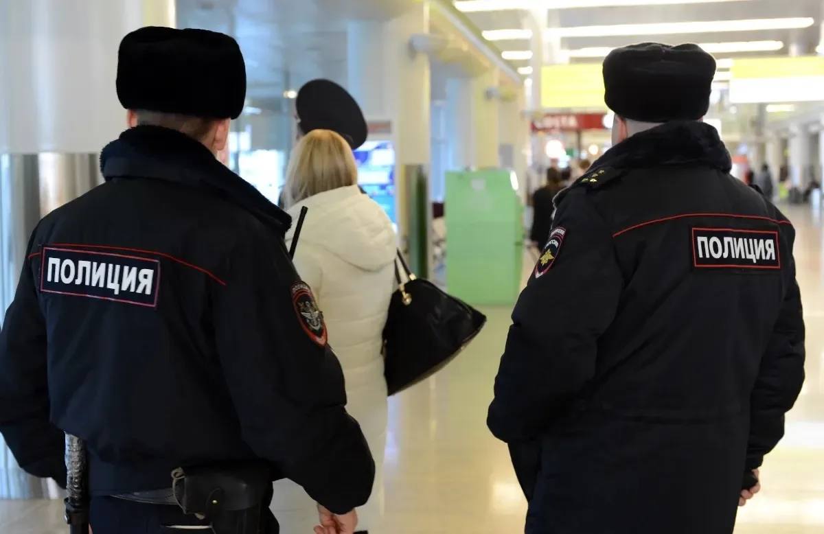 Мужчина хотел вылететь из Москвы во Владивосток с гранатой.  На днях в шесть утра на одном из пунктов досмотра при входе в терминал В аэропорта Шереметьево сработала тревожно-вызывная сигнализация. Об этом инциденте сообщает тг-канал «Авиаторщина»  На многоракурсном рентгенотелевизионном интроскопе сотрудники «Шереметьево Безопасность» обнаружили подозрительный предмет, похожий на гранату.   Владельца устройства 39-летнего мужчины, который собирался купить авиабилет во Владивосток, остановили. Он сразу же стал сообщил — мол граната без запала и не взорвется.  На всякий случай входной пункт досмотра перекрыли и вызвали на место полицейских, росгвардейцев и специалистов по идентификации взрывчатых веществ и устройств. Они обследовали подозрительный предмет, им действительно оказалась боевая граната Ф-1 без взрывателя — две единицы запала находились отдельно.    В итоге боеприпас изъяли, а мужчину, которому теперь предстоит объяснить откуда и для чего ему гранта, передали правоохранителям для дальнейшего разбирательства.