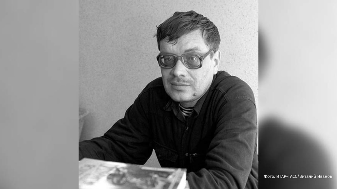 Писатель Александр Бушков умер в возрасте 69 лет Об этом сообщил его друг и коллега Дмитрий Иванов Сегодня Сан Саныча не стало написал он в соцсети ВКонтакте Иванов опубликовал переписку с женой Бушкова которая сообщила ему что писатель умер от остановки сердца Бушков работал в жанрах остросюжетного детектива и фэнтези Наиболее известны его циклы романов Пиранья Бешеная и Сварог Александр Бушков был членом Союза писателей России и лауреатом главного приза литературной премии имени И А Ефремова в 2021 году Подписаться на РЕН ТВ МАХ Отправить новость