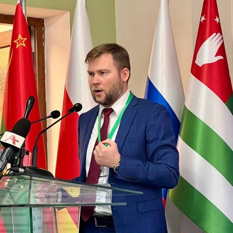 Павел Андреев Антон Лопатин и Константин Мазуревский принимают участие в международной конференции Выборы в многополярном мире суверенитет доверие и трансформация электоральных процессов Конференция проходит в Абхазии 7 8 ноября в преддверии выборов в органы местного самоуправления республики Доклад Павла Андреева Выборы в мире вызовы и возможности был посвящен проблематике вызовов которые стоят перед международным электоральным сообществом и анализу текущих электоральных трендов в мире От поиска языка коммуникации с поколением Z до освоения инструментов искусственного интеллекта перед организаторами выборов стоит много вызовов Но самый главный это противодействие девальвации суверенных демократических институтов и деградации национальных избирательных процессов со стороны стран Запада Все они требуют тесного взаимодействия для сохранения выборов как единственного легитимного механизма смены власти и обеспечения суверенного развития наших стран Константин Мазуревский отметил роль избирательных стандартов в обеспечении национального суверенитета и поделился опытом внедрения инноваций в электоральный процесс в России Национальные стандарты проведения выборов присущие каждой независимой стране гарантируют с одной стороны защиту государственного суверенитета а с другой стороны способствуют укреплению доверия между обществом и государством Важности работы с молодыми и будущими избирателями посвятил свое выступление Антон Лопатин Используя современные подходы и разнообразные форматы ЦИК России и избирательные комиссии субъектов России стараются делиться знаниями и передавать их подрастающему поколению разъясняя важность проведения выборов и значение голоса каждого избирателя В конференции организованной ЦИК Республики Абхазия принимает участие более 50 международных электоральных экспертов из 17 стран МеждународноеСотрудничество