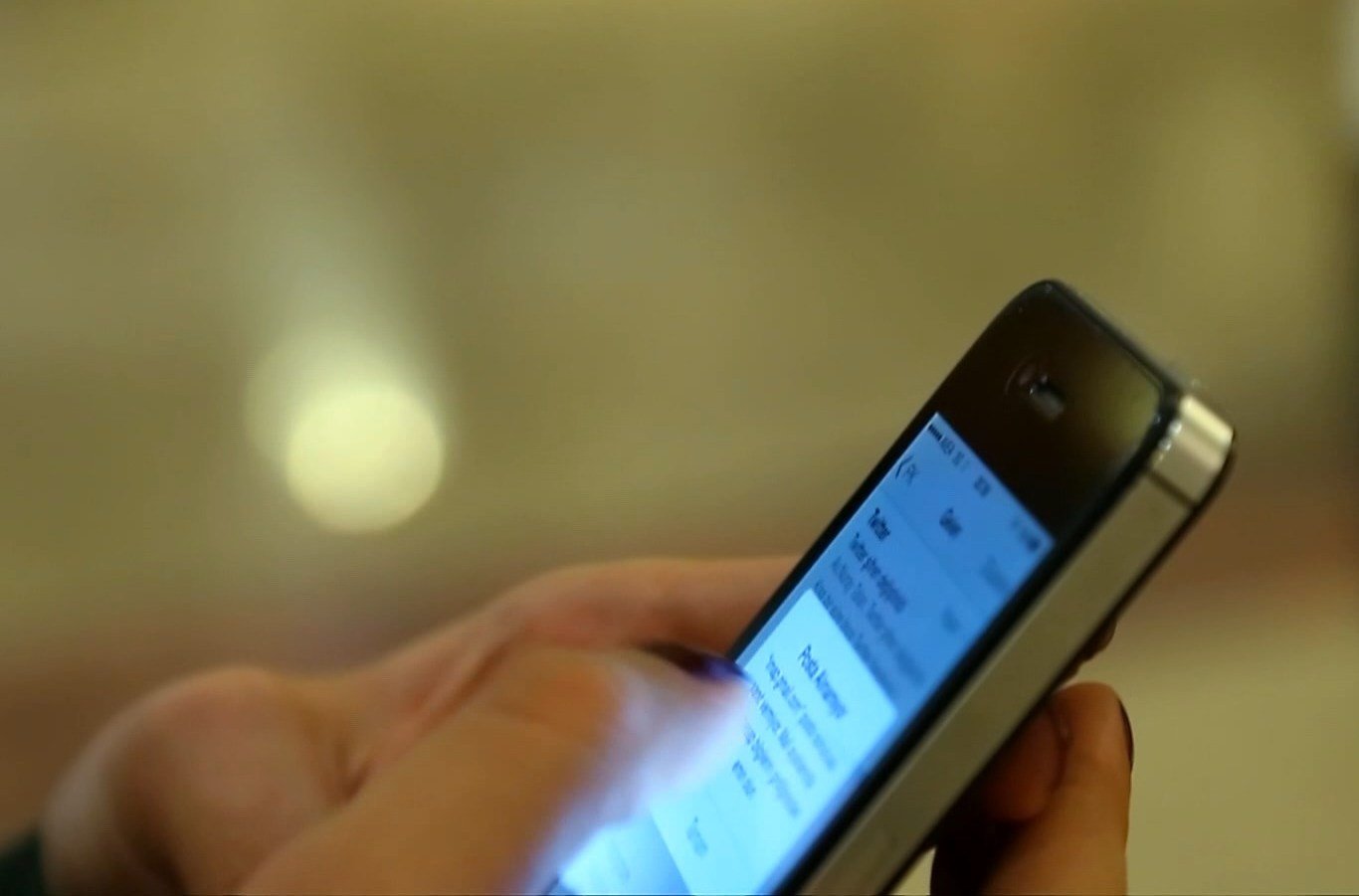 Личные аккаунты жителей Алтайского края взломали после подписки на музыкальный сервис Житель Иркутска создал фишинговый сайт внешне схожий с оригинальным сайтом российской соцсети Он предлагал получать на платформе бесплатную подписку на музыкальный сервис при помощи авторизации через мессенджер Пользователи переходя на фальшивый сайт вводили абонентский номер и пароль таким образом предоставляя неизвестному доступ к своему аккаунту После злоумышленник продавал чужие личные страницы третьими лицам Прокуратура Алтайского края предъявила иркутянину обвинение по ч 2 ст 272 УК РФ неправомерный доступ к охраняемой законом компьютерной информации повлекший ее блокирование и копирование совершенное из корыстной заинтересованности Свою вину он полностью признал сообщает пресс служба надзорного ведомства Фигуранту избрали меру пресечения в виде подписки о невыезде и надлежащем поведении Ему грозит до 4 лет лишения свободы Дело передали в суд Иркутска Катунь 24 в MAX