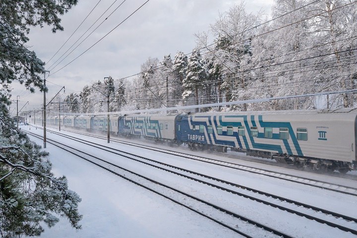 Пассажирам ледяного вагона поезда в Крым компенсируют поездку без света отопления и кипятка На жуткий холод отсутствие освещения и кипятка в вагоне пожаловались пассажиры поезда 182 сообщением Санкт Петербург Симферополь Возвращаться на полуостров после новогодних праздников им пришлось в непростых условиях спать в верхней одежде вытирать конденсат с окон а в туалет ходить в соседний вагон В компании Гранд Сервис Экспресс пояснили КП Крым что причиной неисправностей стал отказ блоков управления генератора в первом вагоне Его не удалось запустить поэтому ремонтировать пришлось уже в пути Компания готова компенсировать пассажирам причиненные неудобства Если пассажир вагона с такой поломкой обратится в нашу компанию например с помощью специальной формы на сайте ему будет выплачена компенсация в размере стоимости плацкарты сообщили КП Крым в пресс службе компании перевозчика Фото АО ТК Гранд Сервис Экспресс Подписывайся на truekpcrimea