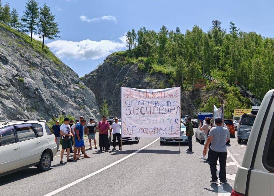 В Республике Алтай местные жители перекрыли трассу во время протестов против главы региона Андрея Турчака Участники акции выступили против ликвидации двухуровневой системы местного самоуправления, которую инициировал Турчак, а также против назначения экс-депутата Госдумы Александра Прокопьева на пост исполняющего обязанности главы правительства региона. С 2009 по 2017 год Турчак был губернатором Псковской области. В 2017 году он стал секретарем генсовета «Единой России». В 2024 году Путин назначил его главой Республики Алтай. Читать без VPN Фото: «Сибирский экспресс» Подписаться на «Новую-Европа»