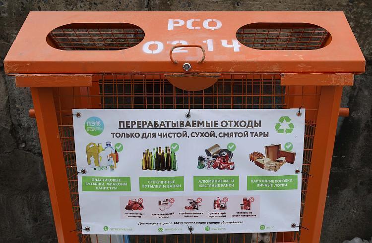 В Приморском крае планируется строительство трех мусоросортировочных центров на что будет выделено 243 миллиона рублей Соответствующие аукционы на госзакупках стартовали 25 октября заявки принимаются до 10 ноября а победители будут определены 25 ноября Согласно условиям контрактов новые полигоны и мусоросортировочные центры должны функционировать как минимум 25 лет ежедневно обрабатывая отходы по 12 часов Мусоросортировочный центр в городе Большой Камень будет способен обрабатывать 72 тысячи тонн твердых коммунальных отходов в год а мощность захоронения составит 103 тысячи тонн в год Основное требование к участникам закупок отсутствие в реестре недобросовестных поставщиков
