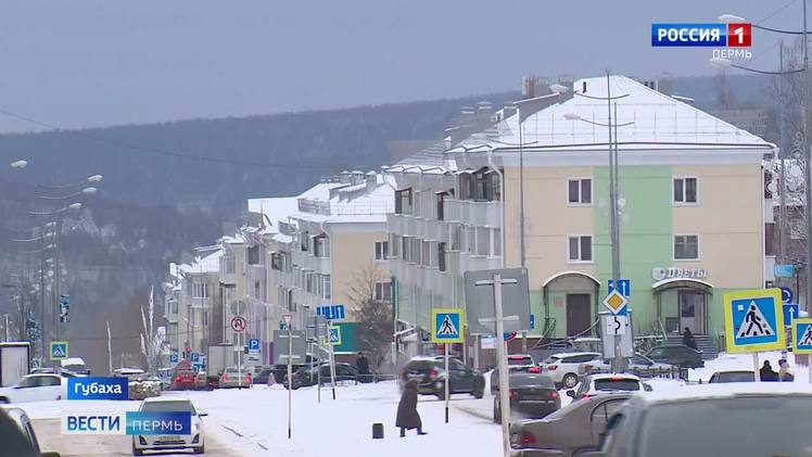 В Губахе сотрудница маркетплейса похитила 50 товаров    В Губахе завершено расследование уголовного дела в отношении 27-летней местной жительницы. В полицию обратился региональный представитель одного из маркетплейсов, который сообщил о выявленной во время инвентаризации недостаче в пункте выдачи заказов. Выяснилось, что одна из работниц создала преступную схему по хищению «отказных» товаров. Обвиняемая в качестве покупателя заказывала интересующие ее вещи с доставкой на свое рабочее место, затем в компьютерной программе оформляла фиктивный возврат, а на самом деле уносила их домой. За месяц недобросовестная работница похитила более 50 наименований товаров на сумму, превышающую 70 тысяч рублей. Девушка признала свою вину и пояснила, что похищала товары в связи с недостатком денежных средств. Похищенное возвращено представителю потерпевшего. В настоящее время уголовное дело направлено в суд для рассмотрения по существу.