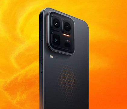 Необычный дизайн игрового смартфона iQOO 15 Ultra раскрыт целиком Бренд iQOO опубликовал в социальной сети Weibo несколько постеров на которых показан грядущий игровой флагман iQOO 15 Ultra в полный рост Аппарат будет поставляться с квадратным блоком камер который получил закругления по углам Внутри расположена подсветка и три фотосенсора