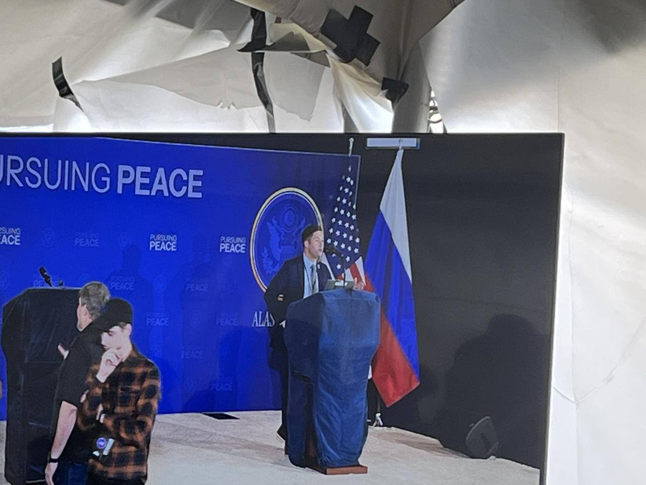 США определили в качестве слогана встречи Путина и Трампа на Аляске «В погоне за миром», разместив его на баннере, — передает корреспондент РИА Новости    ВПШ