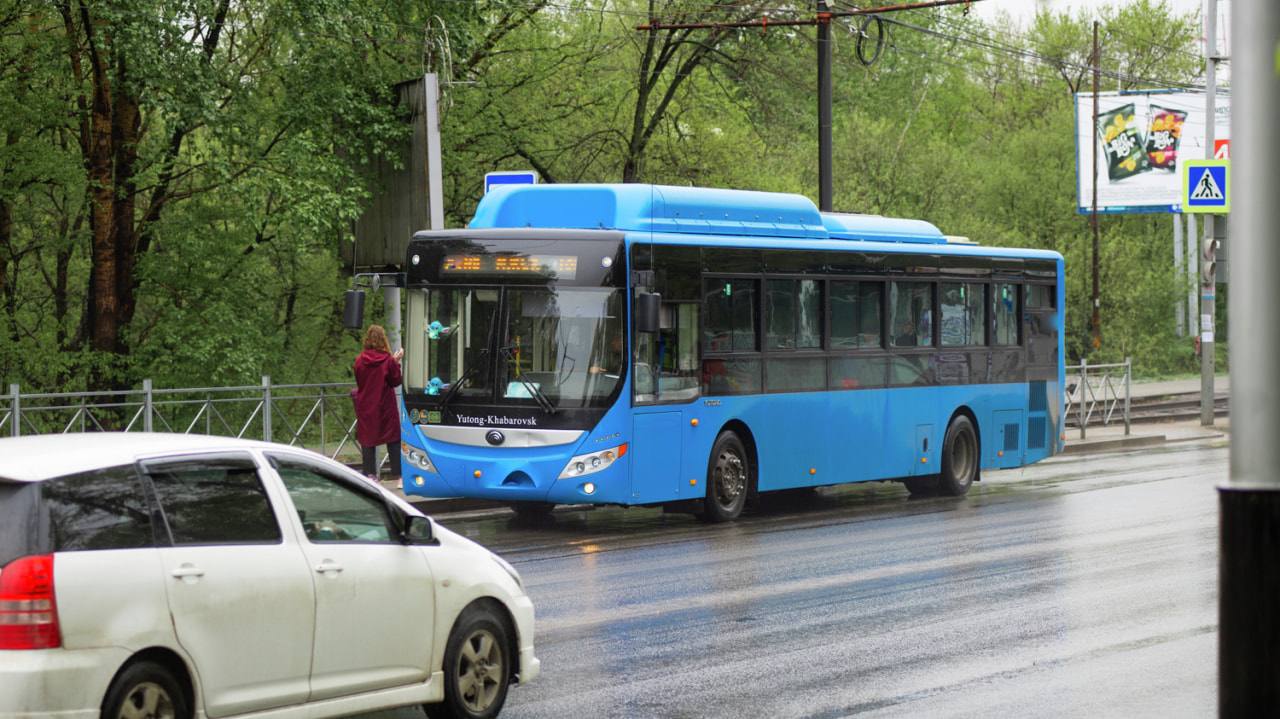 Автобусный маршрут отберут у перевозчика из-за постоянных нарушений расписания Жители пригорода Хабаровска уже несколько месяцев жалуются на маршрут № 205, связывающий краевую столицу с селом Малышево. Автобусы постоянно нарушают расписание, иногда люди не видят их на остановках по несколько дней. Приходится скидываться на такси, а иногда даже искать себе ночлег, потому что из-за отсутствия транспорта не удается добраться до дома. В минтрансе края рассказали, что планируют решить вопрос кардинально. Прочитать статью полностью