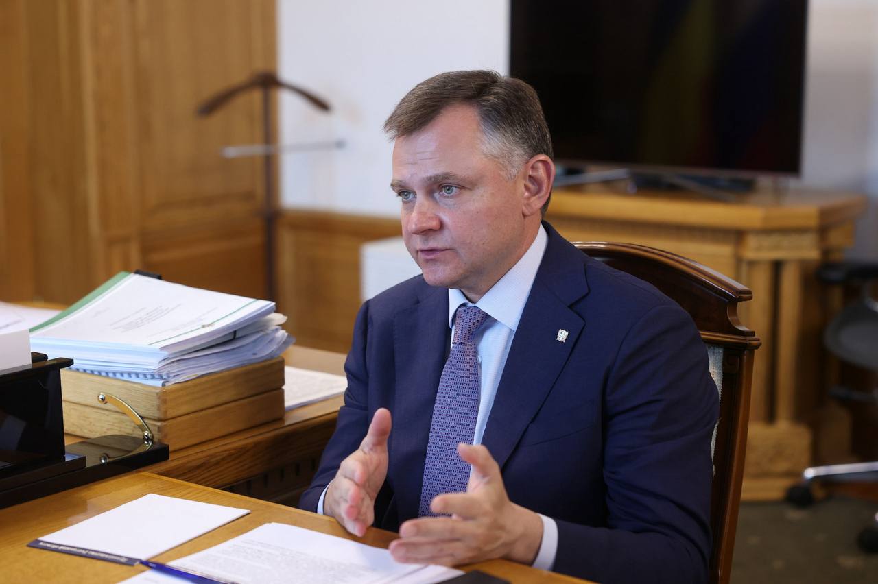 Минспорта России поддержит строительство бассейна в донской столице и ремонт стадионов на Дону В ходе рабочей встречи в правительстве региона врио губернатора Ростовской области Юрий Слюсарь обсудил с министром спорта России Михаилом Дегтярёвым перспективы развития спортивной инфраструктуры на Дону. Глава региона подчеркнул, что, несмотря на активное вовлечение жителей в занятия спортом и наличие развитой инфраструктуры, её состояние требует значительного улучшения. По словам Юрия Слюсаря, из 56 стадионов области 35 нуждаются в ремонте. Многие из этих объектов были переданы муниципалитетам в 90-е годы с высоким уровнем износа и с тех пор не проходили модернизацию. Особое внимание было уделено потребностям футбольных сообществ. На сегодняшний день футболом в Ростовской области занимаются более 150 тысяч человек. Для обеспечения качественных тренировок необходимы обновление футбольных полей и систем освещения, восстановление беговых дорожек, замена трибун и установка современных модульных раздевалок. Южная служба новостей