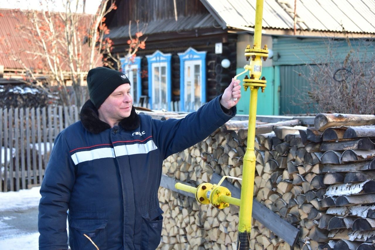 В Красноуральске завершено строительство и подведение газовых сетей к ранее негазифицированным домовладениям в микрорайоне Левинка. Голубое топливо появилось по улицам Наймушина, Достоевского, Серова, Северная, Сельская, Подгорная, Больничная, Западная, Ключевая  «Жители этих улиц, узнав, что в текущем году будет проведен газопровод до границ их земельных участков, активно включились в процесс газификации. От хозяев домовладений было подано более 100 заявок. В настоящее время все постепенно доводят ситуацию до логического завершения — пуска газа в дом», — поделился глава городского округа Красноуральск Дмитрий Кузьминых на своей странице в соцсети «ВКонтакте».  Глава также поздравил Татьяну и Сергея Зуйко, чья многолетняя мечта осуществилась. Они первые в этом году, кто подключил газ в Левинке. Теперь готовить еду станет намного приятнее, а зимой дом будет наполняться теплом благодаря газовому отоплению.    страница главы городского округа Красноуральск Дмитрия Кузьминых в соцсети «ВКонтакте»   Подписаться на «ОГ» Прислать новость Поддержать канал