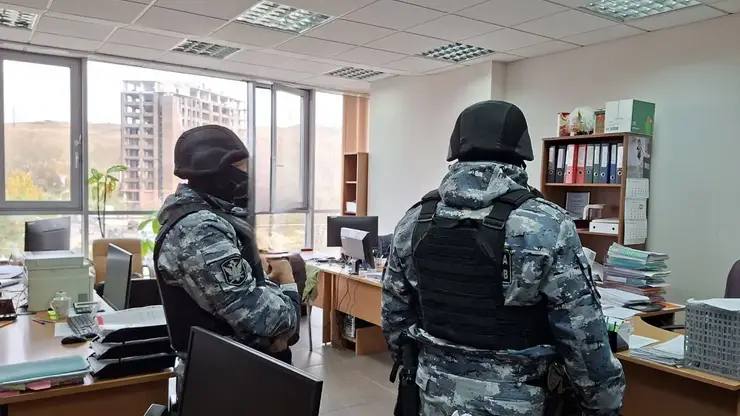 Обыски прошли в крупнейшей УК Красноярска возбуждено 10 уголовных дел Как сообщили в краевом ГУФССП обыски прошло 3 октября В ведомстве указывают что против компании возбудили 10 уголовных дел из за неисполнения требования суда В том числе по вопросам обустройства мест накопления мусора ремонта кровли и общедомового имущества установки ограждения на газоне на придомовой территории Фото ГУФССП России по Красноярскому краю   Подписаться на sibnovosti ru предложить новость
