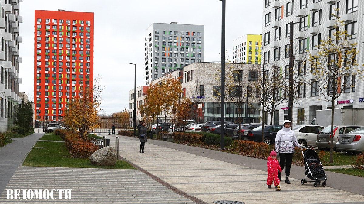 Материнский капитал надо привязать к стоимости жилья в регионах из расчета 10 кв м площади на каждого ребенка считает заместитель секретаря Общественной палаты РФ Владислав Гриб По данным Социального фонда РФ 95 суммы материнского капитала идет на улучшение жилищных условий Я думаю что было бы разумно давать на каждого ребенка сумму равную стоимости 10 кв м жилья в регионе сказал Гриб ТАСС Вице премьер РФ Татьяна Голикова сообщала что правительство представит к декабрю предложения по обновлению программы материнского капитала До этого спикер Совфеда Валентина Матвиенко озвучила идею реформировать систему чтобы усилить поддержку многодетных семей Подпишитесь на Ведомости