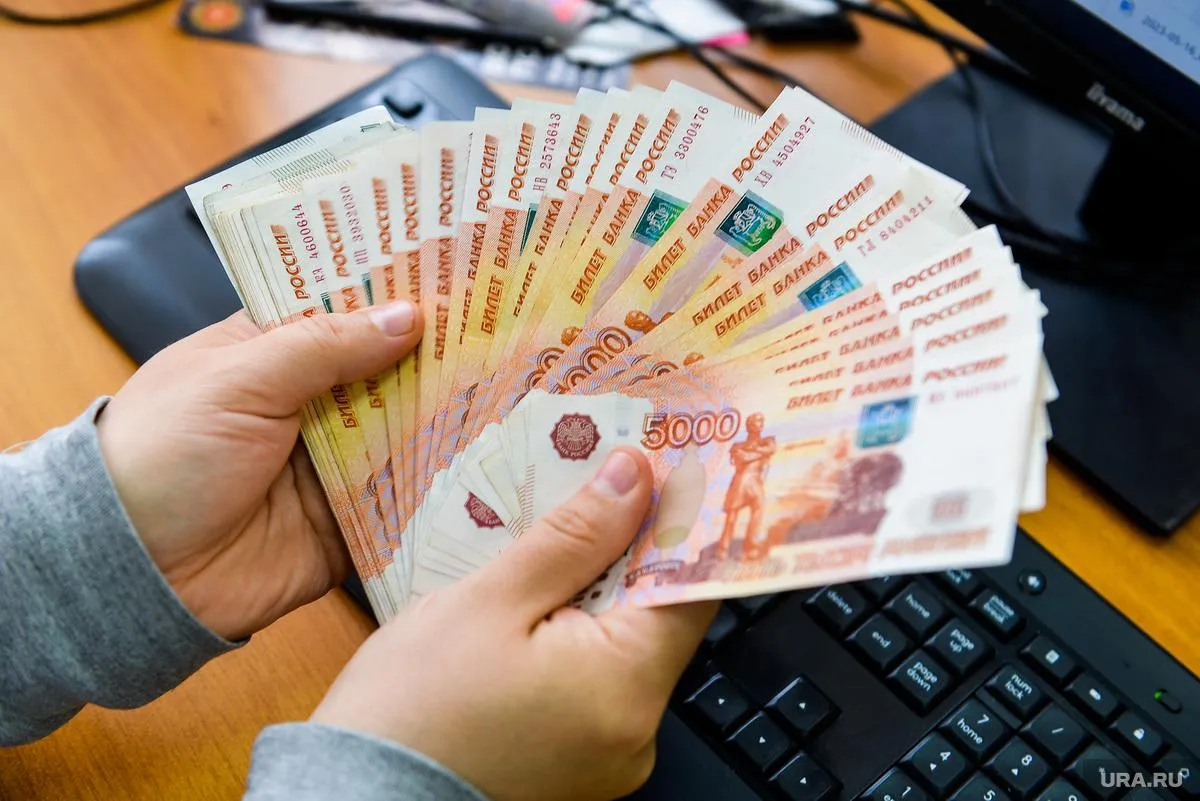 Полмиллиона рублей столько зарабатывает ректор Пермского педуниверситета ПГГПУ впервые с 2022 года опубликовал данные о зарплатах руководства Согласно отчету в 2025 году Константин Егоров в среднем зарабатывал более 560 тысяч рублей в месяц Для сравнения по итогам 2021 года среднемесячная зарплата ректора составляла 304 288 рублей Читайте нас в МАКС мы есть и там