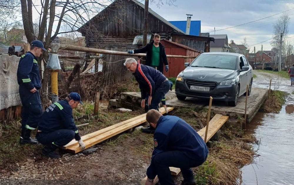 В Перми подтопило частные дома в микрорайоне Налимиха Сегодня из-за роста уровня воды произошло подтопление частных домов в микрорайоне Налимиха. Местные власти планируют расчистить русло реки Заборной для прохождения паводковых вод. Как сообщил мэр Перми Эдуард Соснин, власти помогут жителям, попавшим в зону подтопления, а после стабилизации ситуации восстановят дорогу. Кроме этого, будет отремонтирован мост. >