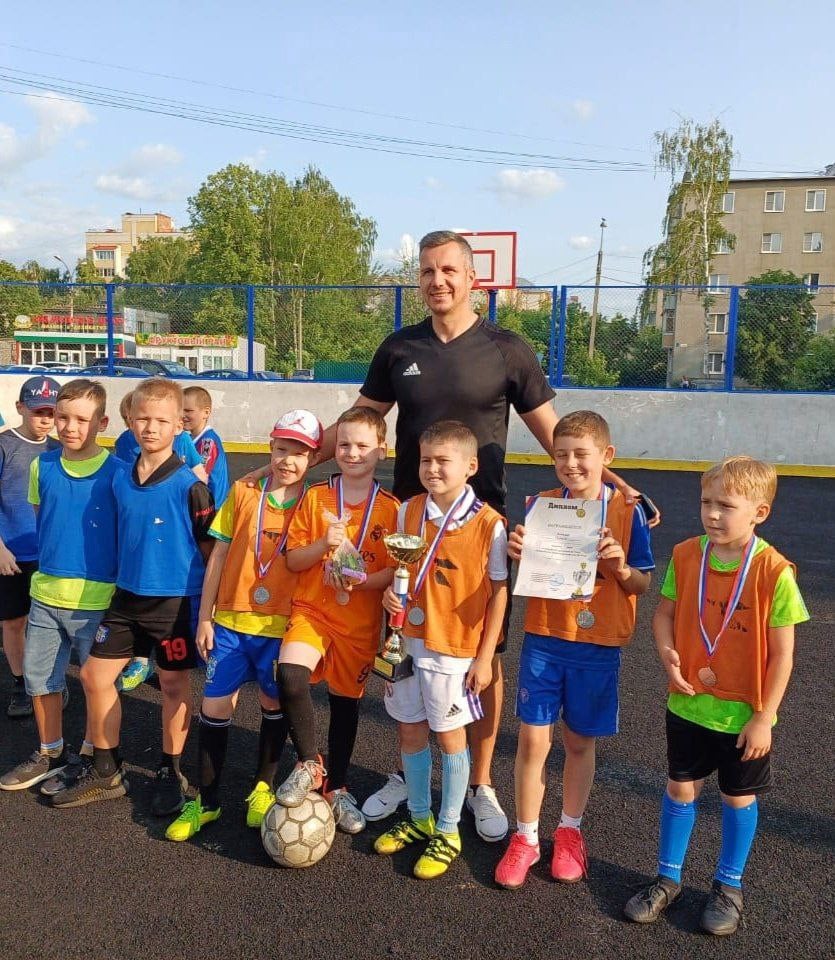 В рамках празднования Всероссийского Дня футбола в сквере «Спортивный» на улице Володарского, 39 состоялся футбольный турнир среди дворовых команд. В турнире сразились 4 команды. Ребята продемонстрировали мастерство владения мячом, скорость реакции и умение играть в команде. Финальные матчи стали настоящим испытанием для участников — зрители наблюдали захватывающие моменты, голевые атаки и красивые комбинации. Игроков активно поддержки болельщики. Победителей ждали заслуженные награды и сладкие призы. «День стал ярким событием для всех любителей дворового футбола, способствовал укреплению спортивного духа и созданию атмосферы единения и дружбы», - отметили в Центральном территориальном управлении администрации города Тамбова.