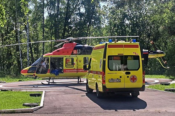 Вертолет санавиации доставил в больницу пострадавшего в аварии в Калужской области В Жуковском районе Калужской области произошла крупная авария в результате которой пострадали 3 человека В результате ДТП пострадали 3 пассажира а 52 летнего мужчину на вертолете санавиации доставили в больницу Об этом AVIA RU сообщили в пресс службе УМВД России по Калужской области По предварительной информации водитель мужчина 1970 года рождения управляя автомашиной Ситрак совершил столкновение с автомашиной Ситроен под управлением водителя женщины 1987 года рождения которая поворачивала налево В результате столкновения автомобиль Ситроен выехал на полосу встречного движения и совершил столкновение автомашиной Шевроле под управлением водителя мужчины 1955 года рождения говорится в сообщении ведомства Точные причины и обстоятельства аварии устанавливаются сотрудниками правоохранительных органов aviaru net n287596